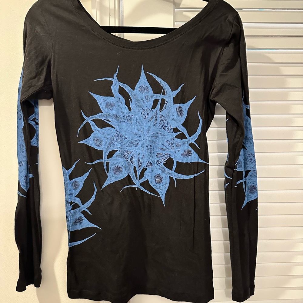 Fitted Black and Blue Graphic Long Sleeve Blouse